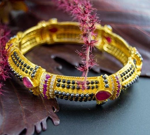 Monte de Piedad de Fundación La Caja de Canarias - Subasta online de joyas noviembre 2021 - Brazalete de oro y gemas