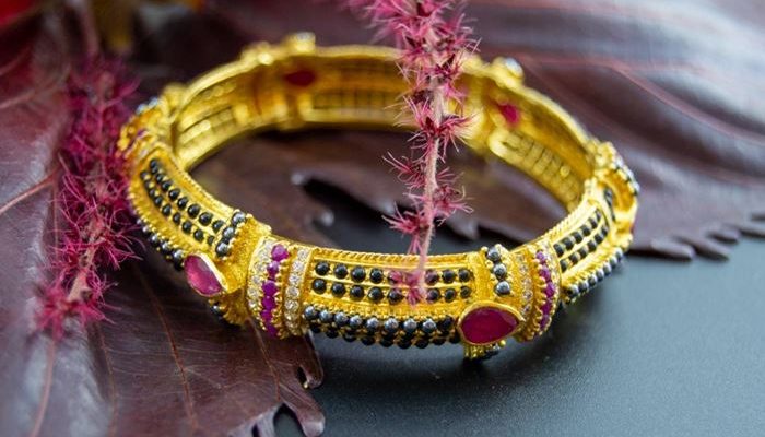 Monte de Piedad de Fundación La Caja de Canarias - Subasta online de joyas noviembre 2021 - Brazalete de oro y gemas