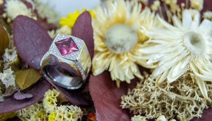 El Monte La Caja de Canarias Subasta abril 2023 - Sortija oro blanco con turmalina y diamantes
