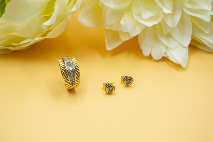 El Monte La Caja de Canarias Subasta mayo 2023 - Anillo oro corazón con pendientes