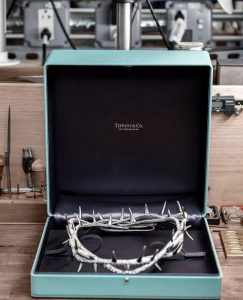 Corona en estuche Tiffany & Co. & Kendrick Lamar - Imagen cortesía de Tiffany & Co.
