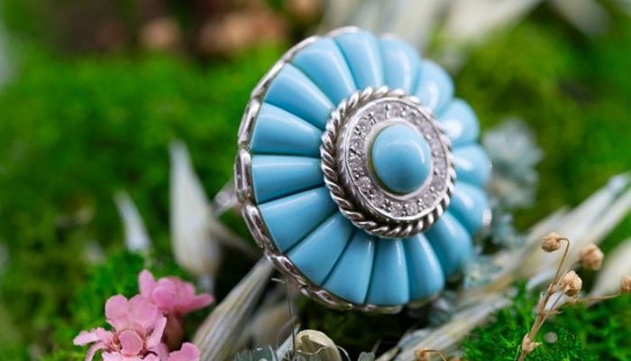 El Monte La Caja de Canarias Subasta septiembre 2023 - Sortija de oro blanco con piedras