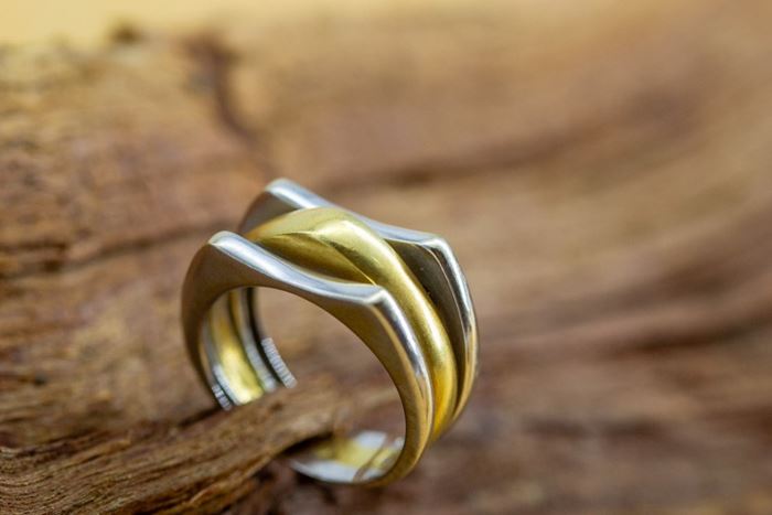 El Monte La Caja de Canarias Subasta octubre 2023 - Sortija oro bicolor