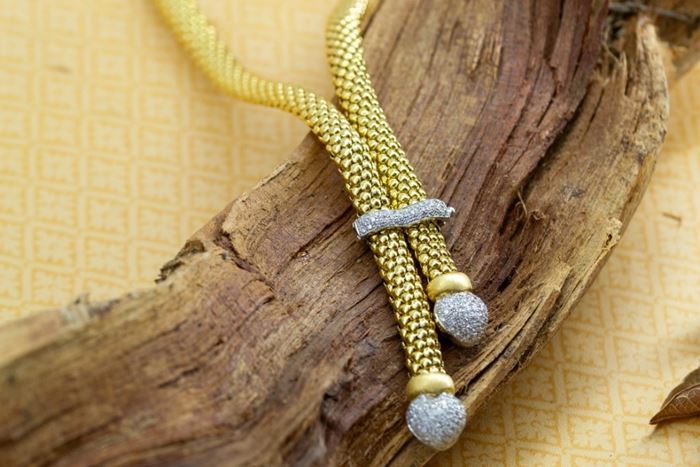 El Monte La Caja de Canarias Subasta octubre 2023 - Gargantilla oro amarillo y brillantes