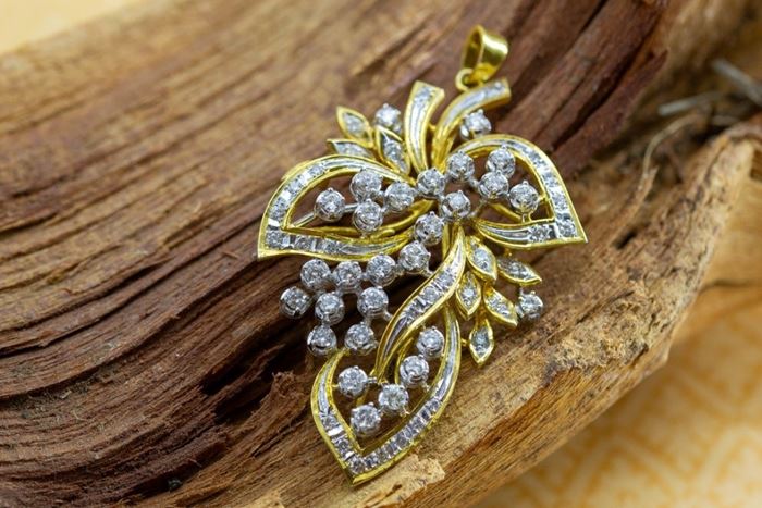 El Monte La Caja de Canarias Subasta octubre 2023 - Colgante oro amarillo y brillantes