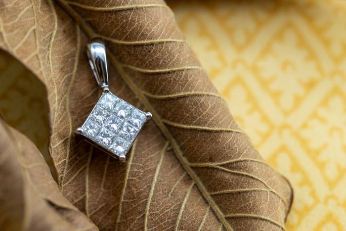 El Monte La Caja de Canarias Subasta octubre 2023 - Colgante oro blanco y brillantes