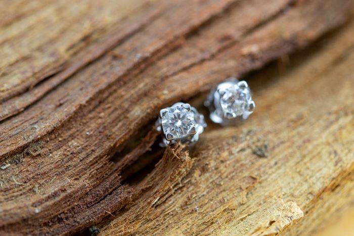 El Monte La Caja de Canarias Subasta octubre 2023 - Dormilonas oro blanco y brillantes