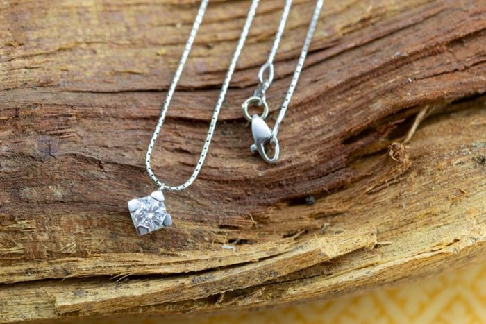 El Monte La Caja de Canarias Subasta octubre 2023 - Colgante oro blanco y brillante