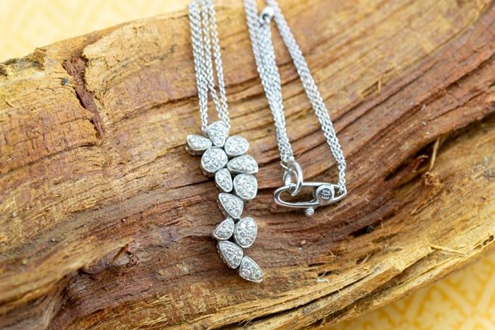 El Monte La Caja de Canarias Subasta octubre 2023 - Colgante oro blanco con diamantes