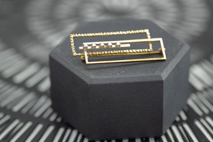 El Monte La Caja de Canarias Subasta noviembre 2023 - Broche oro diseño geométrico