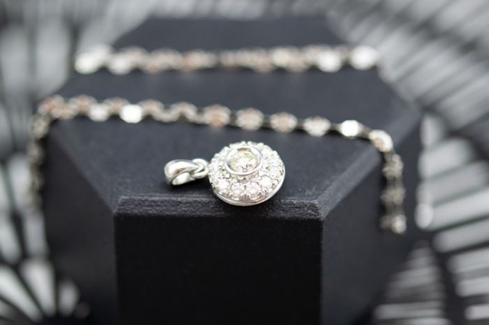 El Monte La Caja de Canarias Subasta noviembre 2023 - Colgante oro blanco con brillantes