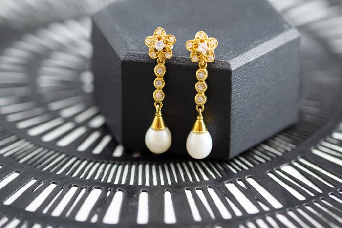 El Monte La Caja de Canarias Subasta noviembre 2023 - Pendientes oro amarillo, piedras y perlas