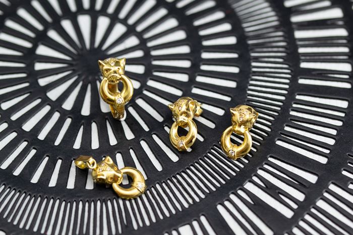 El Monte La Caja de Canarias Subasta noviembre 2023 - Juego sortija, pendientes y colgante oro amarillo con motivo animal (cabeza de felino)