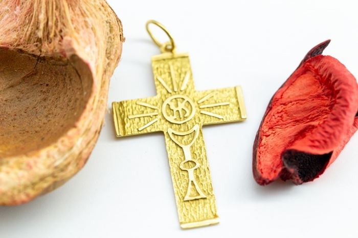 El Monte La Caja de Canarias Subasta abril 2024 - Cruz de oro amarillo