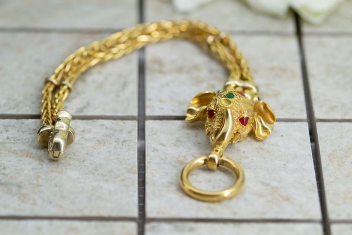 El Monte La Caja de Canarias Subasta julio 2024 - Pulsera oro amarillo elefante