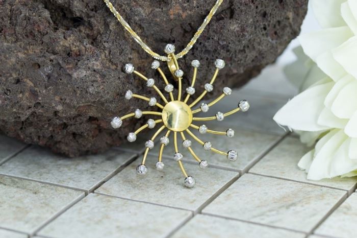 El Monte La Caja de Canarias Subasta julio 2024 - Colgante y cadena oro bicolor