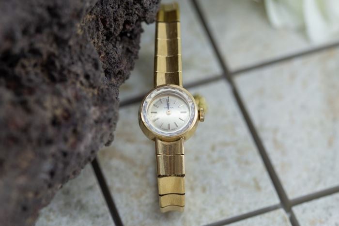 El Monte La Caja de Canarias Subasta julio 2024 - Reloj oro amarillo para Señora - Omega