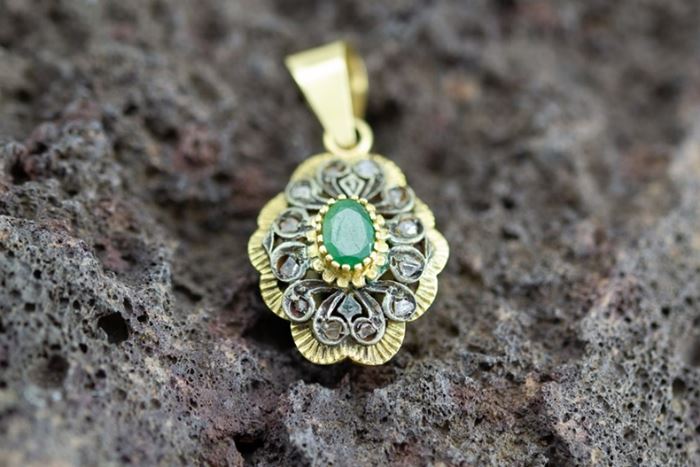 El Monte La Caja de Canarias Subasta julio 2024 - Colgante de oro amarillo con esmeralda