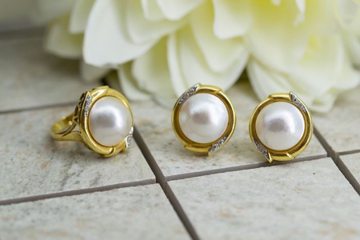 El Monte La Caja de Canarias Subasta julio 2024 - Juego oro amarillo y perlas con pendientes y sortija