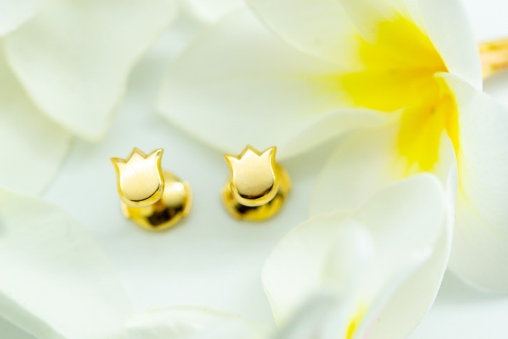 El Monte La Caja de Canarias Subasta agosto 2024 - Pendientes oro amarillo Cartier