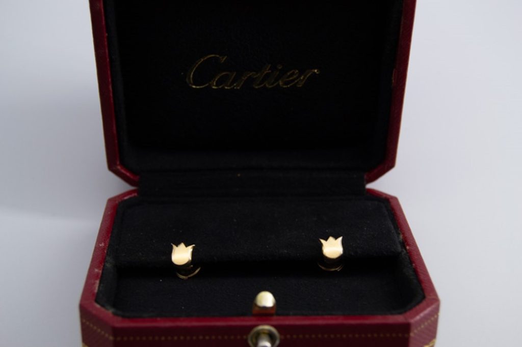 El Monte La Caja de Canarias Subasta agosto 2024 - Pendientes oro amarillo Cartier estuchados