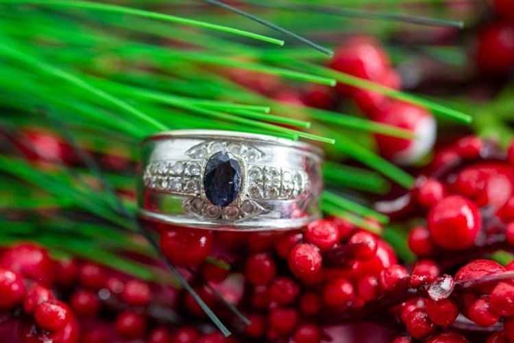 El Monte La Caja de Canarias Subasta diciembre 2024 - Sortija con gema