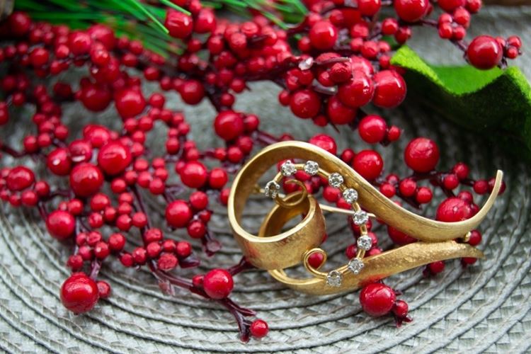 El Monte La Caja de Canarias Subasta diciembre 2024 - Broche oro amarillo