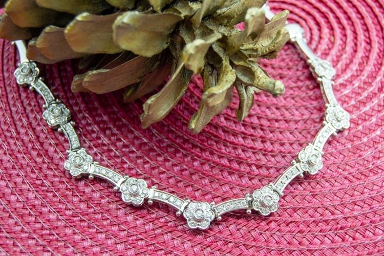 El Monte La Caja de Canarias Subasta diciembre 2024 - Gargantilla oro blanco