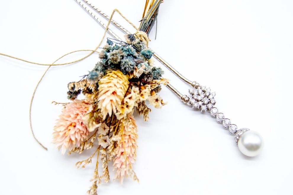 El Monte La Caja de Canarias Subasta junio 2025 - Gargantilla de oro blanco, brillantes y perla