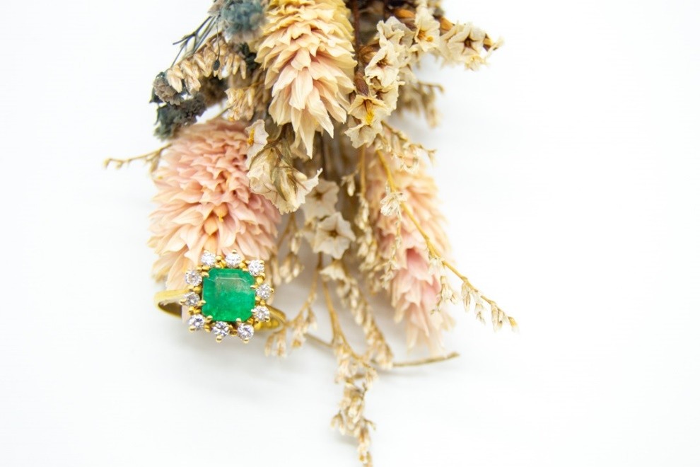 El Monte La Caja de Canarias Subasta junio 2025 - Sortija oro amarillo, brillantes y esmeralda