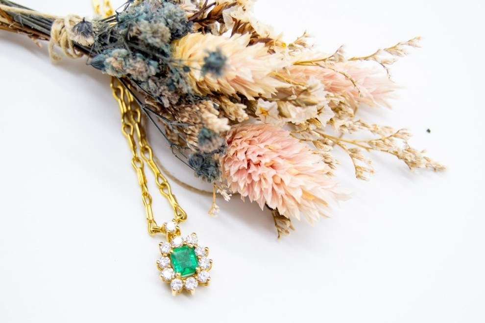 El Monte La Caja de Canarias Subasta junio 2025 - Gargantilla oro amarillo, brillantes y esmeralda