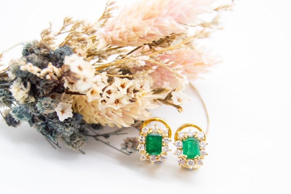 El Monte La Caja de Canarias Subasta junio 2025 - Pendientes oro amarillo, brillantes y esmeralda