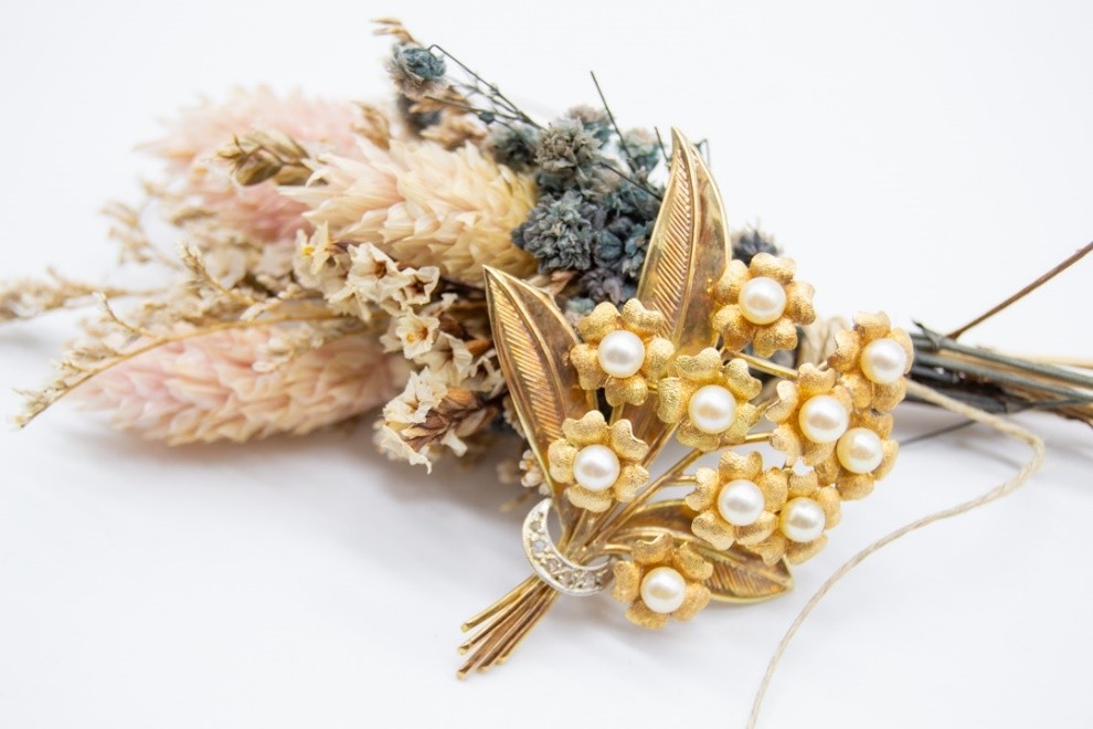 El Monte La Caja de Canarias Subasta junio 2025 - Broche oro amarillo y perlas