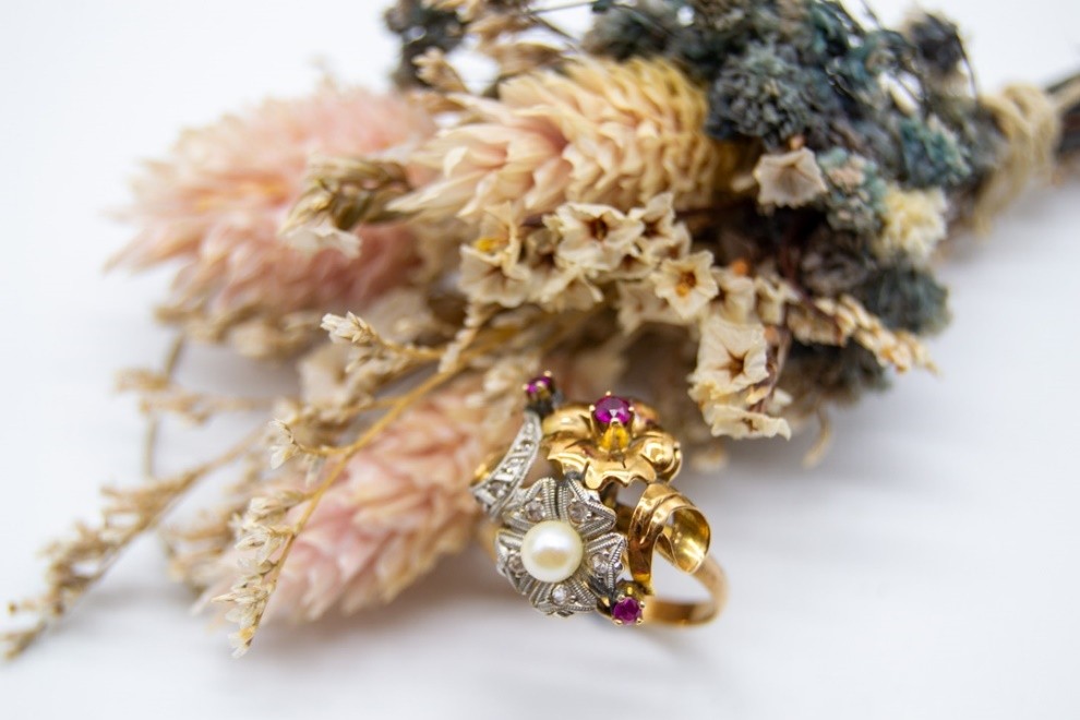 El Monte La Caja de Canarias Subasta junio 2025 - Sortija oro bicolor con perla y otras gemas