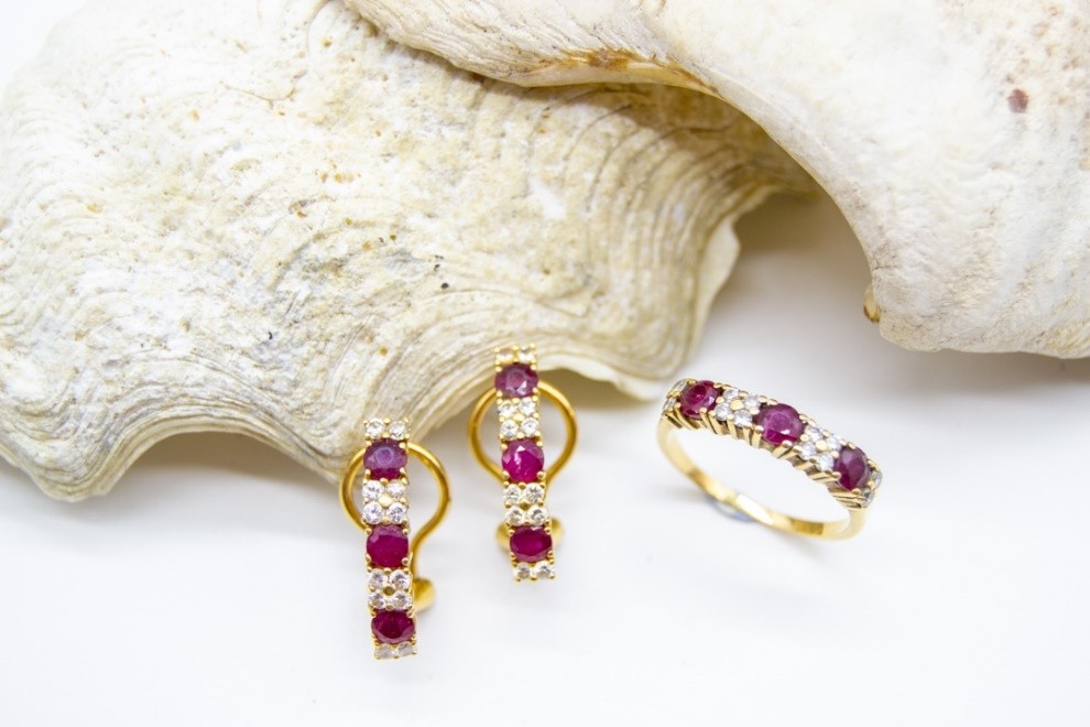 El Monte La Caja de Canarias Subasta junio 2025 - Juego sortija y pendientes oro amarillo, brillantes y rubíes