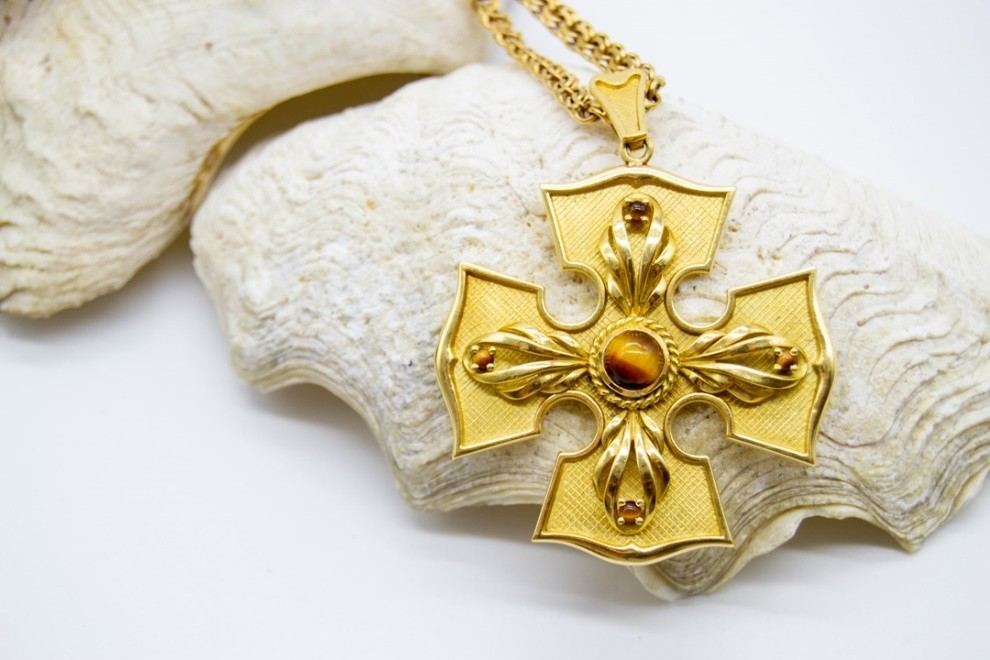 El Monte La Caja de Canarias Subasta junio 2025 - Cruz oro amarillo con cabujón ojo de tigre