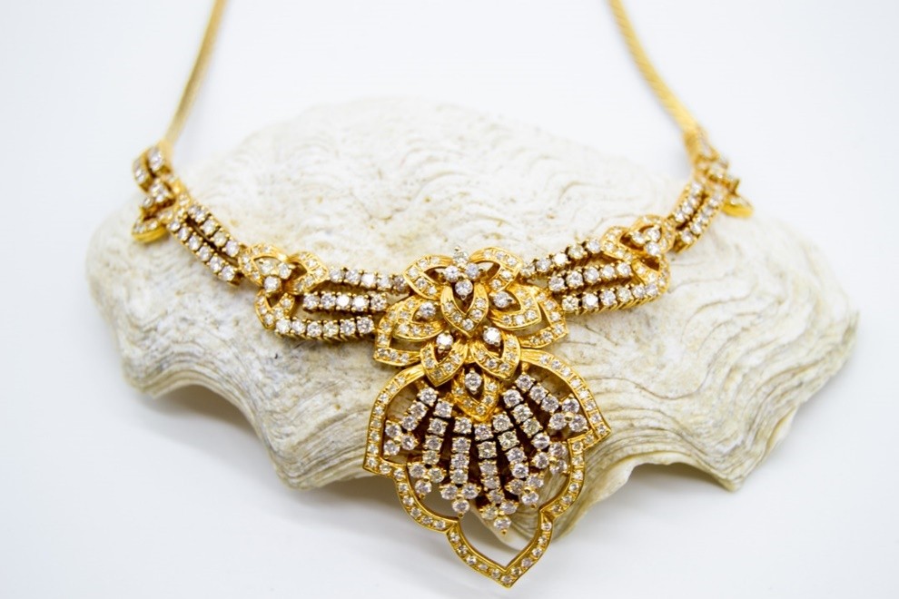 El Monte La Caja de Canarias Subasta junio 2025 - Gargantilla de oro bicolor con 300 brillantes