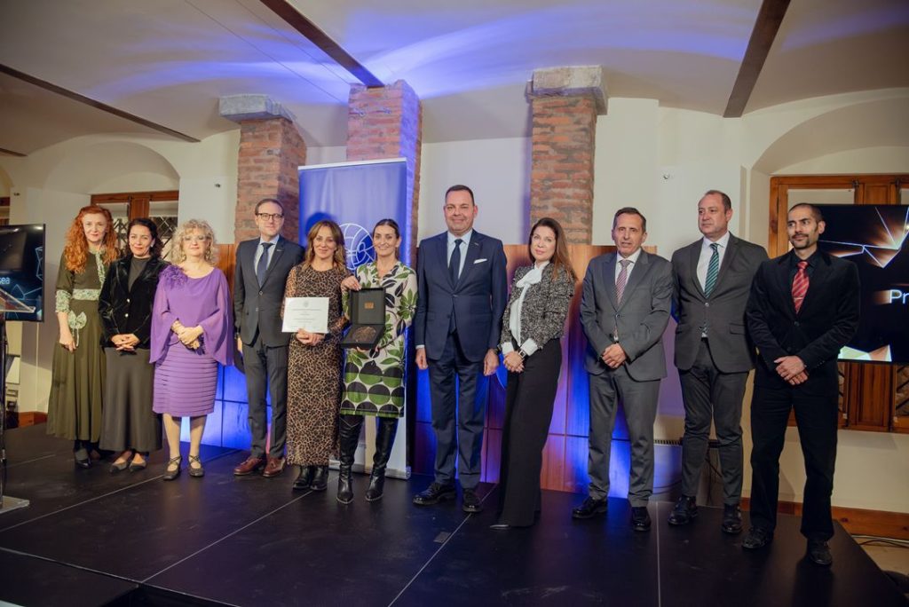 Premio Presea 2024 - Foto de grupo con Celia Gabarri, Sara Giménez y representantes entidades asociadas a Presea