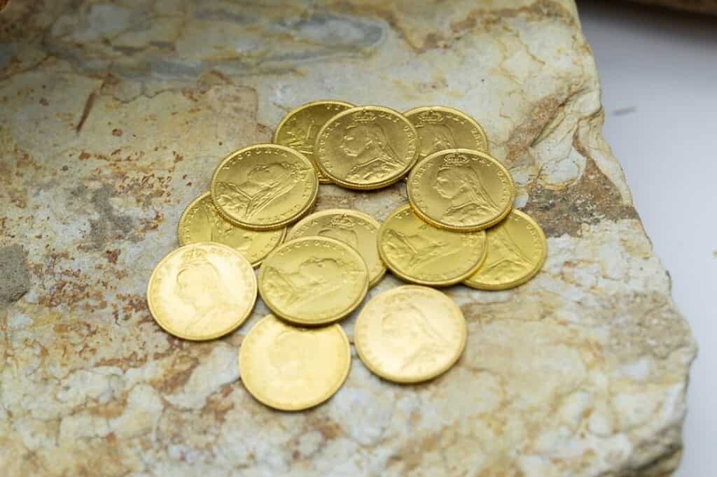Arras de oro sobre piedra natural