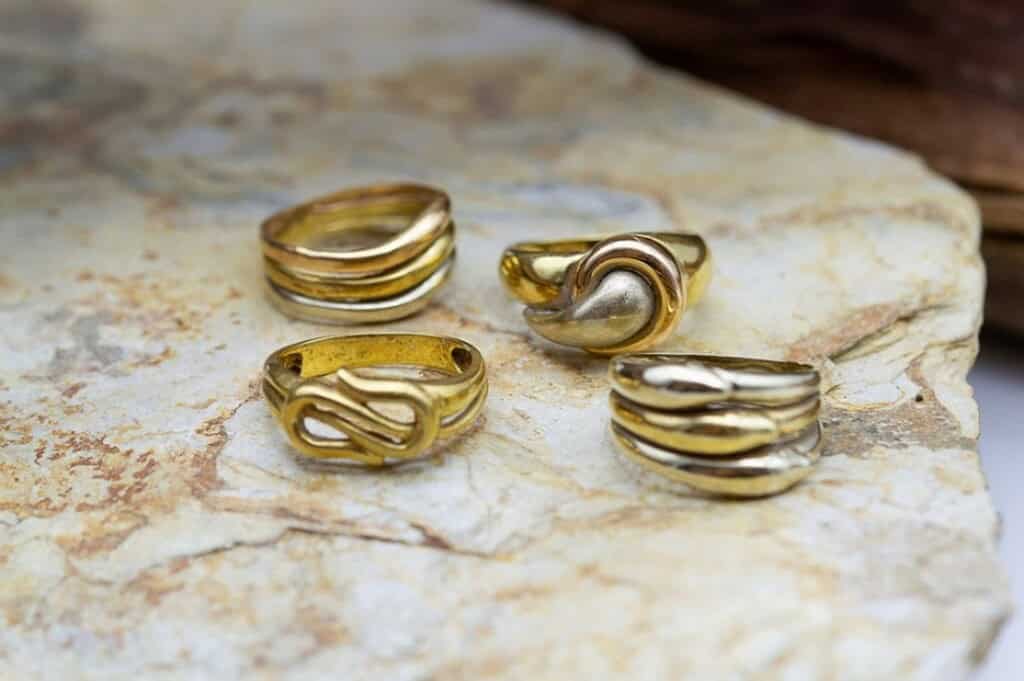 Cuatro anillos de oro sobre piedra natural.