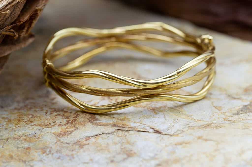 Pulsera de oro trenzada, joyería artesanal, accesorios de oro para mujer.