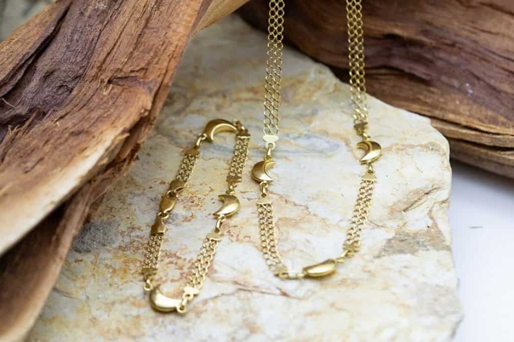 Cadena de oro de joyería fina sobre piedra natural.