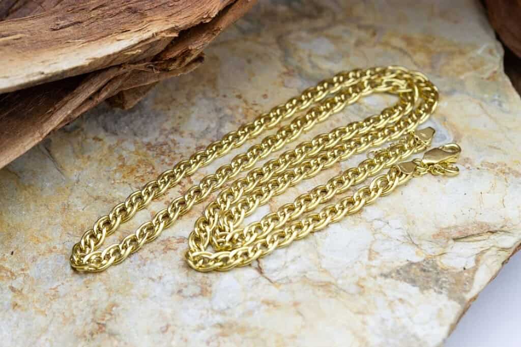 Cadena de oro de joyería fina sobre piedra natural.