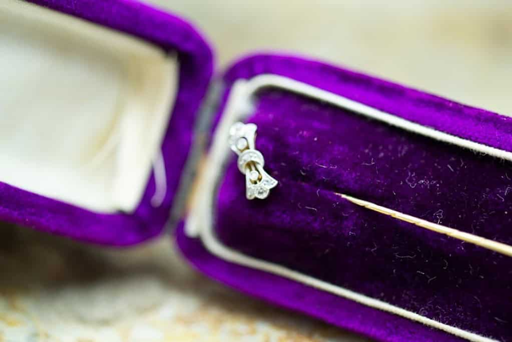 Broche en estuche de terciopelo morado.