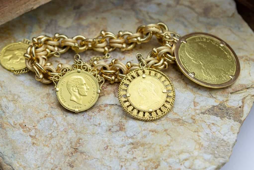 Pulsera con monedas de oro.