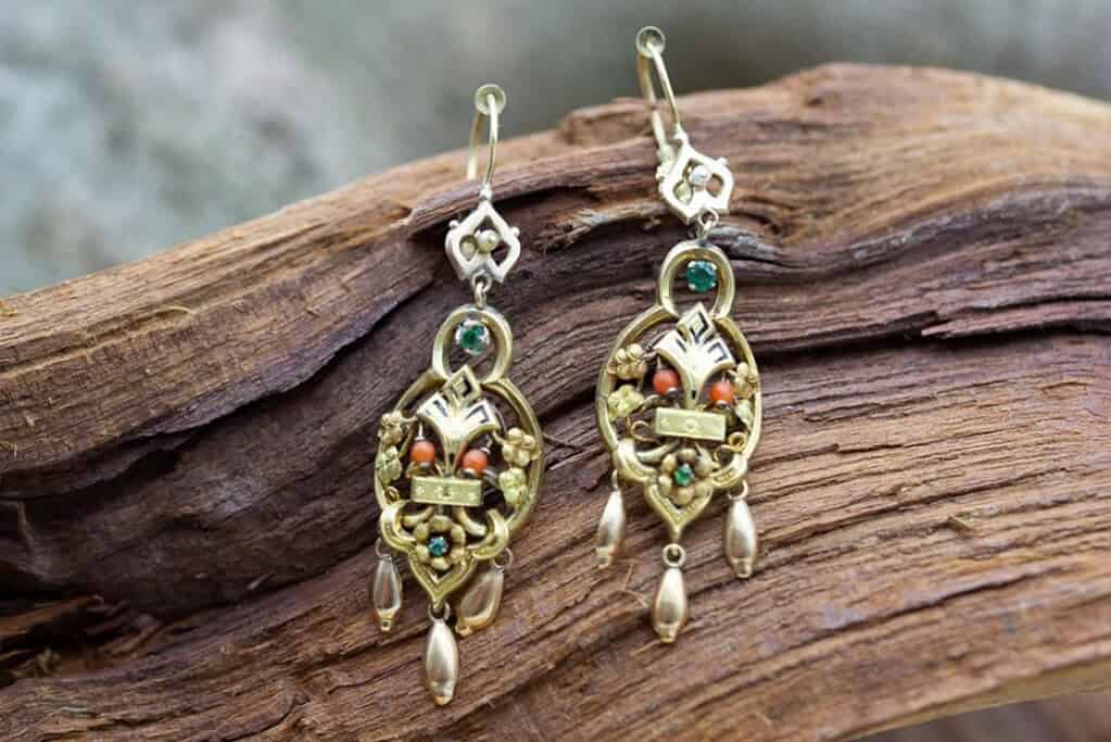 Pendientes con piedras coloridas, estilo artesanal y tradicional.