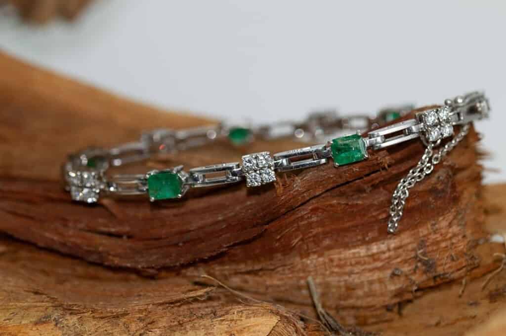 Pulsera de oro blanco con diamantes y esmeraldas.