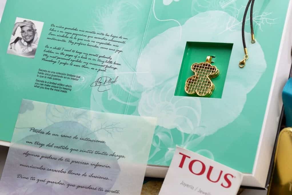 Colgante de oro con diseño de osito, marca TOUS, en su estuche.