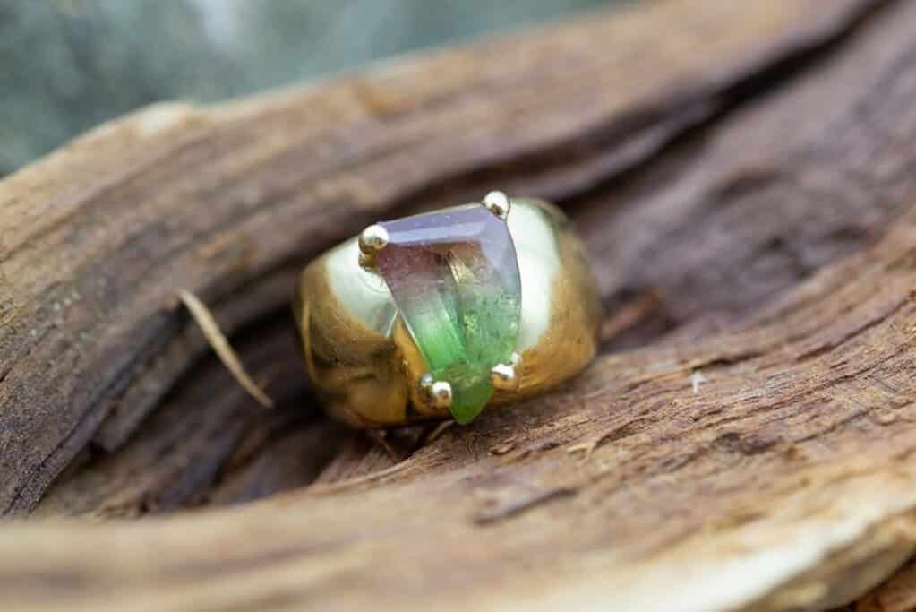 Sortija de oro con turmalina sandía.