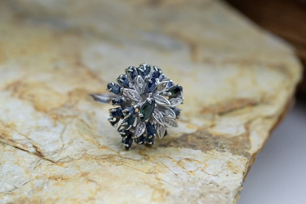 Sortija de oro blanco de 18 k con piedras y diez diamantes talla 8x8 con un peso total aproximado de 0,05 ct (medida Tatum 12).